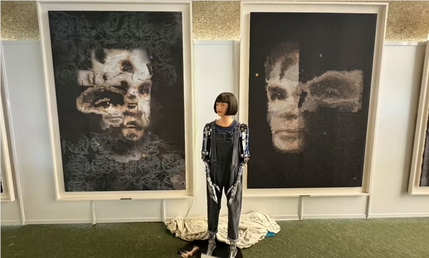 吊打人类艺术家？人形机器人Ai-Da首幅画作拍卖成交价超100万美元